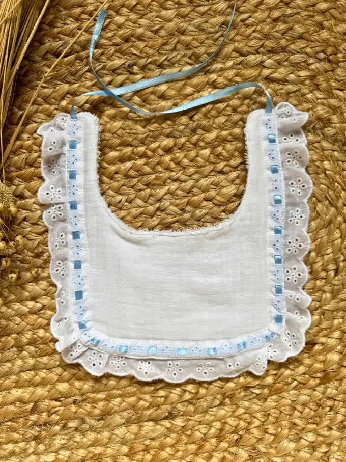 Babero cuadrado blanco de doble gasa con pasacintas azul Jazmín