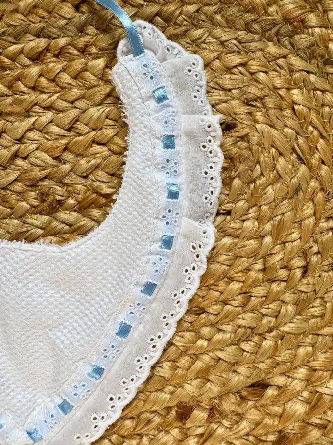 Babero de pico de piqué blanco con pasacintas azul Margarita