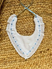 Babero de pico de piqué blanco con pasacintas azul Margarita