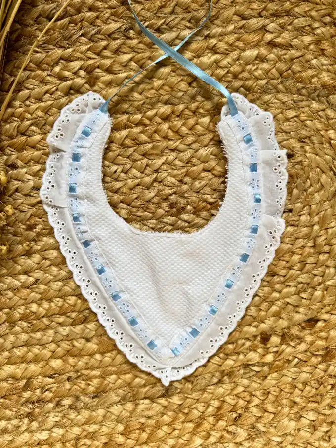 Babero de pico de piqué blanco con pasacintas azul Margarita