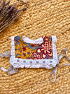 Babero floral indio con fondo mostaza Kamal