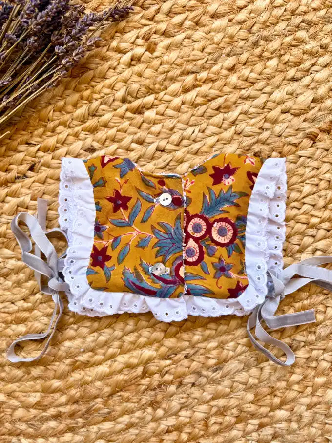 Babero floral indio con fondo mostaza Colección Kamal | MICŪ baby