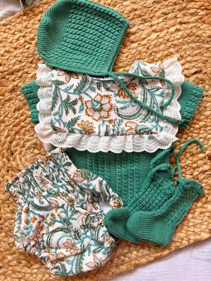 Babero floral indio en tonos verdes Coleccion Cali con conjunto punto salvia | MICŪ baby