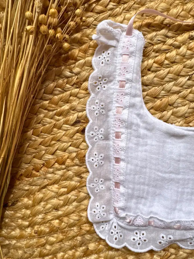 Babero cuadrado blanco de doble gasa con pasacintas rosa Jazmín