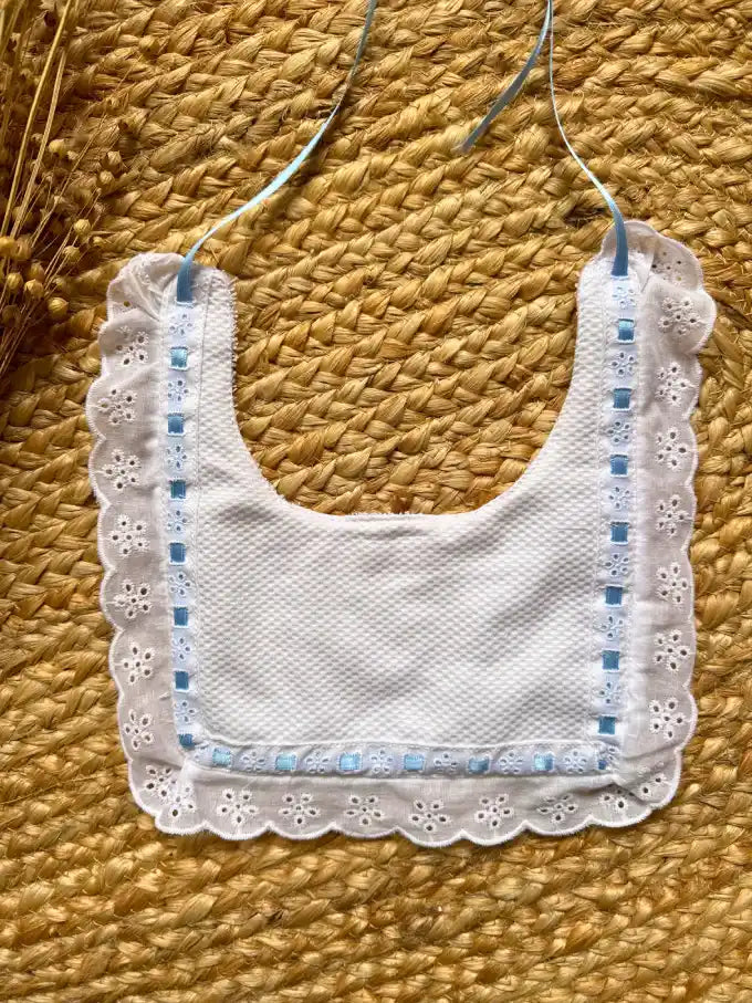Babero cuadrado piqué blanco con pasacintas azul Margarita