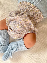 Bebé con Cubrepañal con estampado de flores azul y rosa Verbena