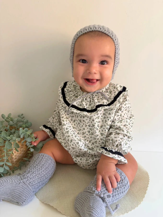 Niño con pelele manga larga blanco con flores verdes Colección Olivo | MICŪ baby