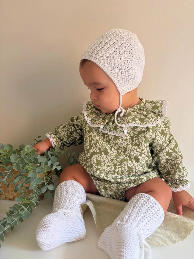 Bebé sentado con pelele verde con flores blancas Colección Helecho | MICŪ baby