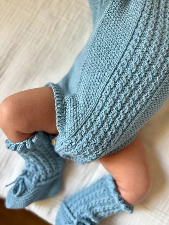 Bebé con conjunto de punto azul verdoso Lirio