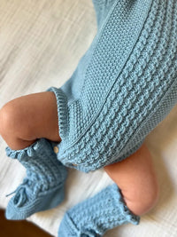Bebé con conjunto de punto azul verdoso Lirio