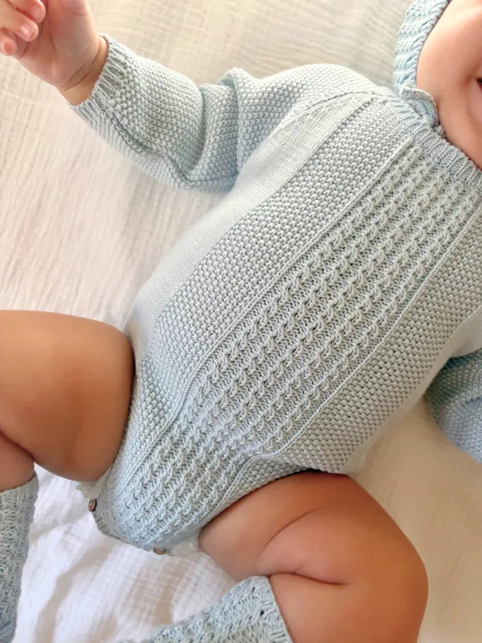 Bebé con conjunto de punto azul bebé - Colección Peonia | MICŪ baby