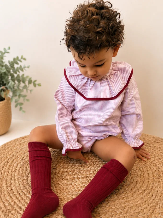 Bebé con Pelele de rayas granates Colección Nenúfar | MICŪ baby