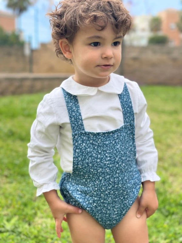 Bebé con ranita azul con flores blancas Caléndula | MICŪ baby