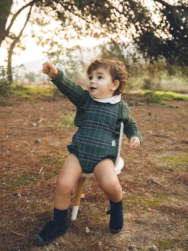 Bebé con ranita de cuadros verdes y azul Marino Colección Abedul  | MICŪ baby