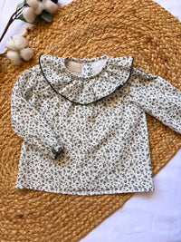 Blusa cuello volante blanca con flores verdes Colección Olivo | MICŪ baby