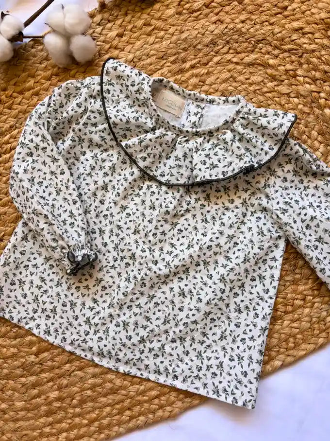 Blusa cuello volante blanca con flores verdes Colección Olivo | MICŪ baby