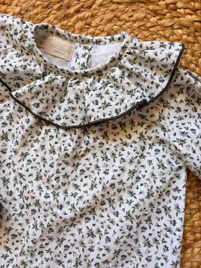 Blusa cuello volante blanca con flores verdes Colección Olivo | MICŪ baby