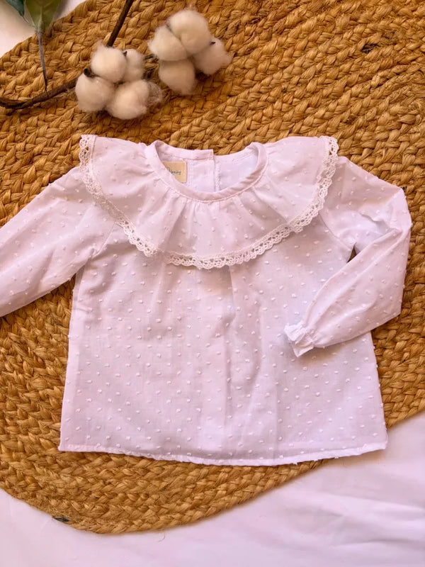 Blusa de manga larga de plumeti blanca con cuello volante Colección Cala | MICŪ baby