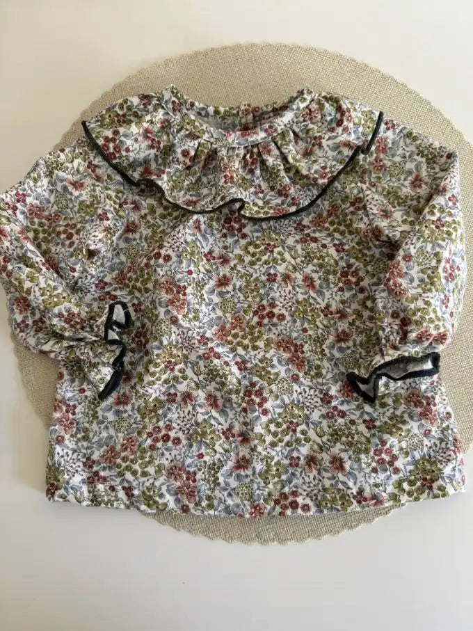 Blusa con estampado floral con cuello de volante Hortensia