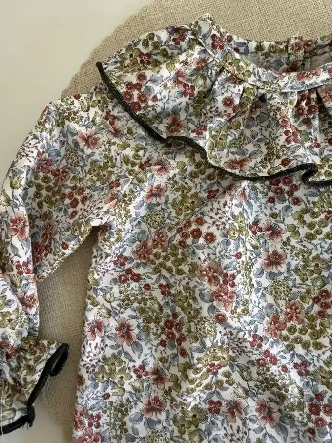 Blusa con estampado floral con cuello de volante Hortensia