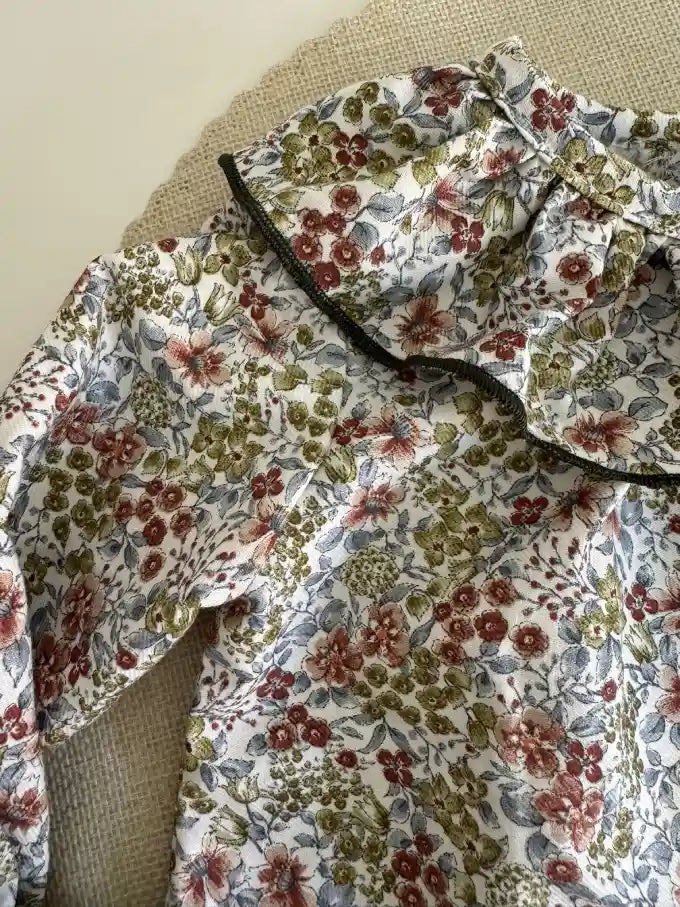Blusa con estampado floral con cuello de volante Hortensia