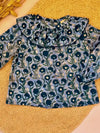 Blusa cuello volante azul tintada a mano con estampado floral Campanilla