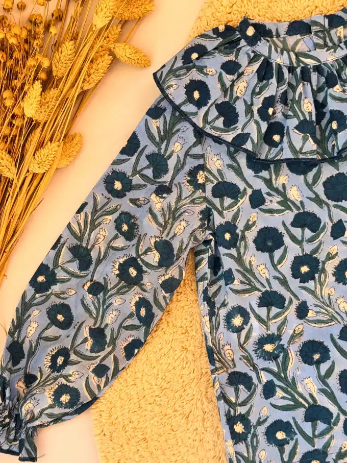 Blusa cuello volante azul tintada a mano con estampado floral - Colección Campanilla