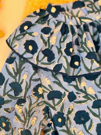Blusa cuello volante azul tintada a mano con estampado floral - Colección Campanilla