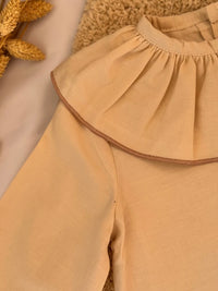Blusa cuello volante beige - Colección Gerbera