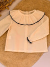 Blusa cuello volante blanca con detalle azul marino Algodón