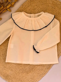 Blusa cuello volante blanca con detalle azul marino - Colección Algodón