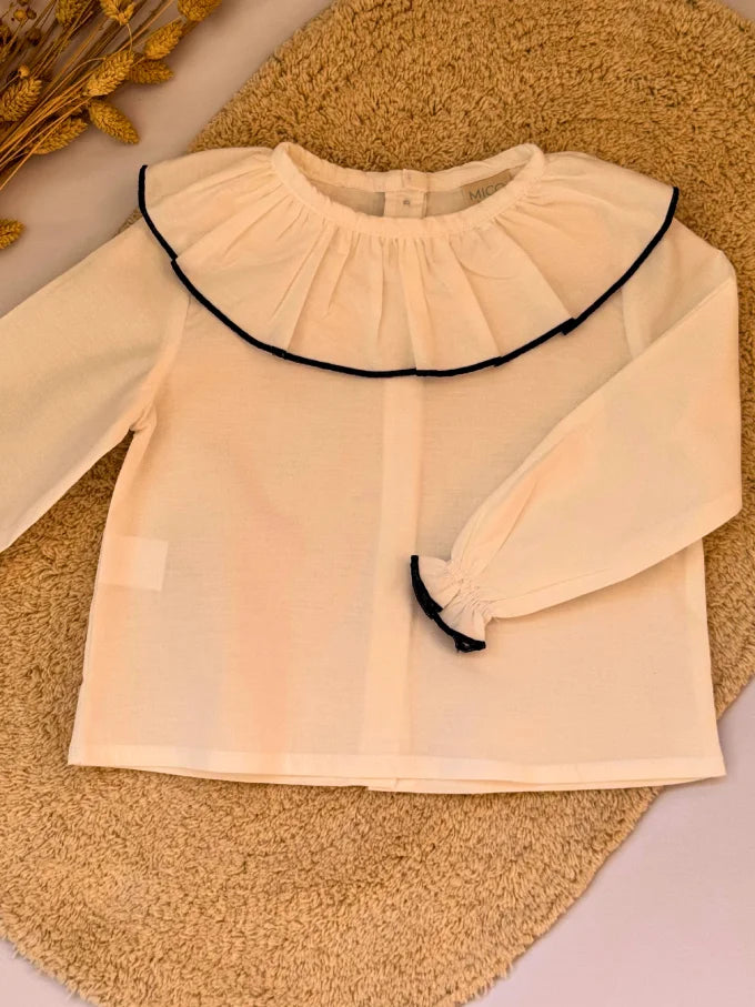 Blusa cuello volante blanca con detalle azul marino - Colección Algodón