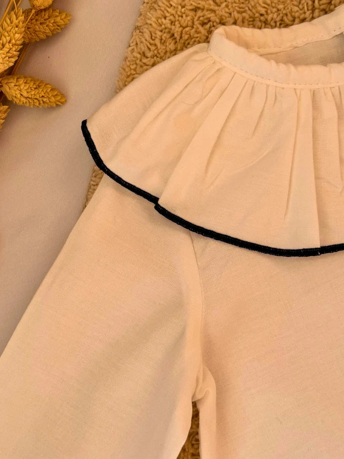 Blusa cuello volante blanca con detalle azul marino - Colección Algodón