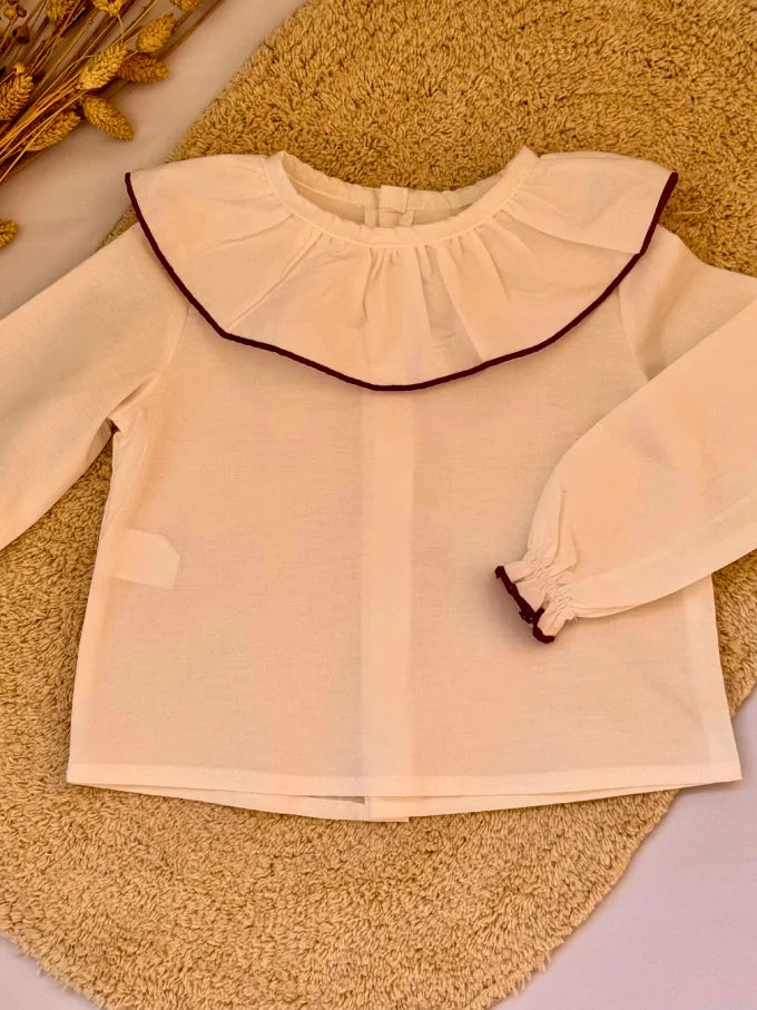 Blusa cuello volante blanca con detalle burdeos - Colección Algodón