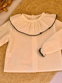 Blusa cuello volante blanca con detalle verde pino - Colección Algodón