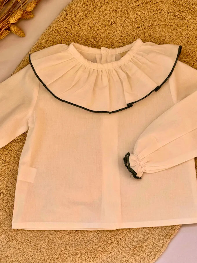 Blusa cuello volante blanca con detalle verde pino - Colección Algodón