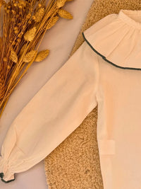 Blusa cuello volante blanca con detalle verde pino - Colección Algodón