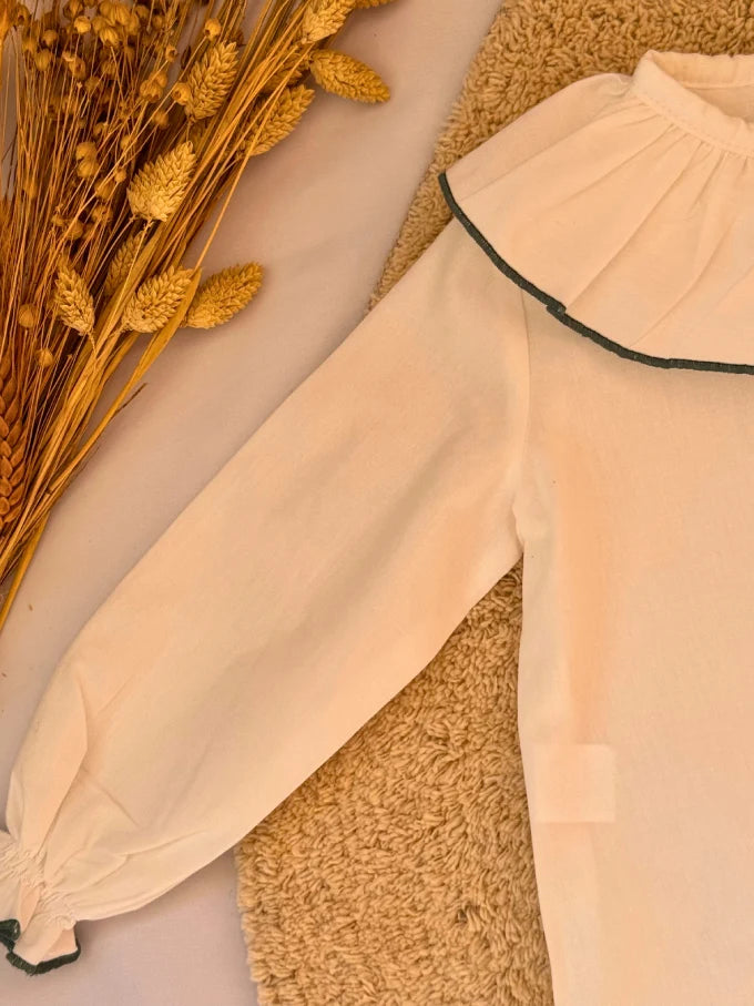 Blusa cuello volante blanca con detalle verde pino - Colección Algodón
