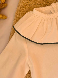 Blusa cuello volante blanca con detalle verde pino - Colección Algodón