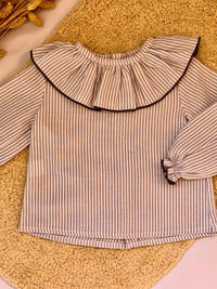 Blusa cuello volante de rayas grises - Colección Nenúfar