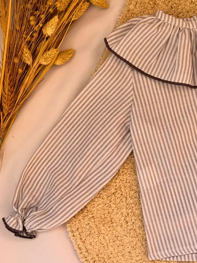 Blusa cuello volante de rayas grises - Colección Nenúfar