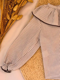 Blusa cuello volante de rayas grises - Colección Nenúfar
