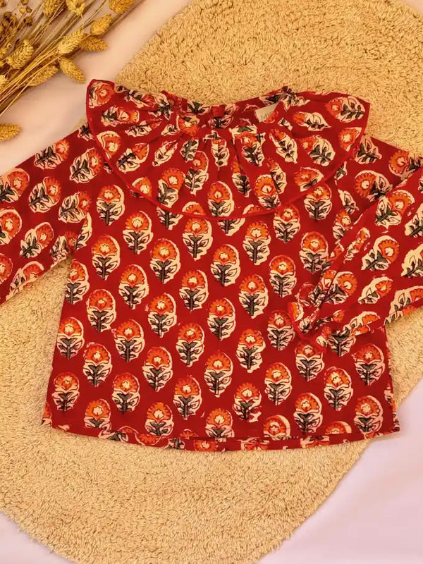 Blusa cuello volante roja tintada a mano con estampado floral - Colección Loto