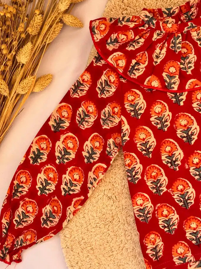 Blusa cuello volante roja tintada a mano con estampado floral - Colección Loto