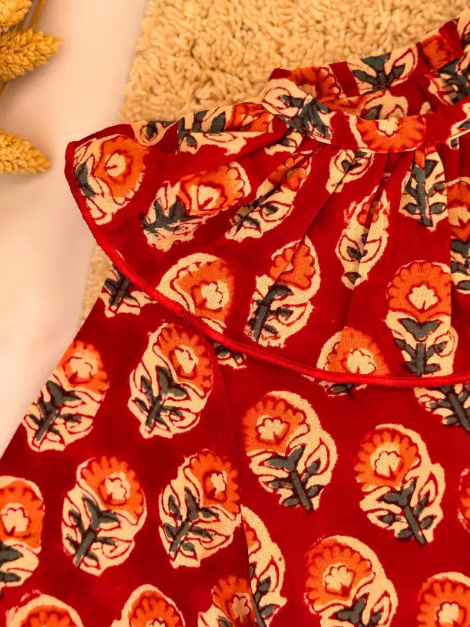 Blusa cuello volante roja tintada a mano con estampado floral - Colección Loto