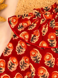 Blusa cuello volante roja tintada a mano con estampado floral - Colección Loto