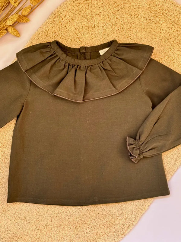 Blusa cuello volante verde pino liso - Colección Abeto