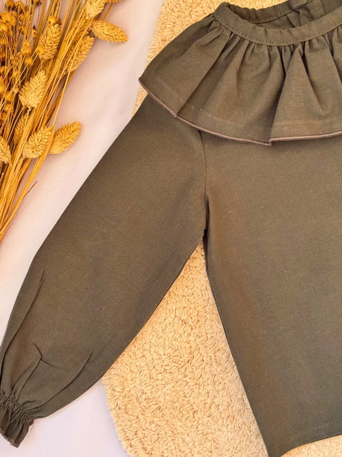Blusa cuello volante verde pino liso - Colección Abeto