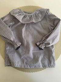 Blusa de Vichy Gris y Blanco con cuello de volante Dalia