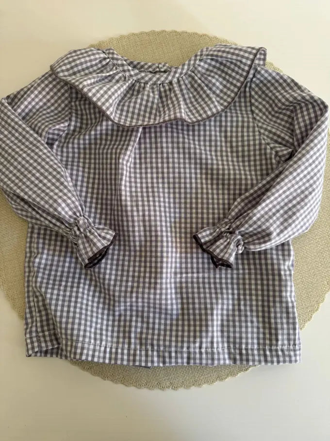 Blusa de Vichy Gris y Blanco con cuello de volante Dalia